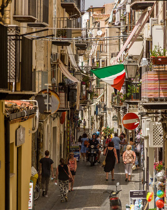 Du reist nach Italien und möchtest dich sicher verständigen? Mit dem Soforthelfer Minikurs lernst du die wichtigsten Sätze für Restaurants, Shopping, Smalltalk und mehr! Praktische Übungen und echte Dialoge helfen dir, dich ohne Hemmungen auf Italienisch auszudrücken. Perfekt für den nächsten Italien-Trip!