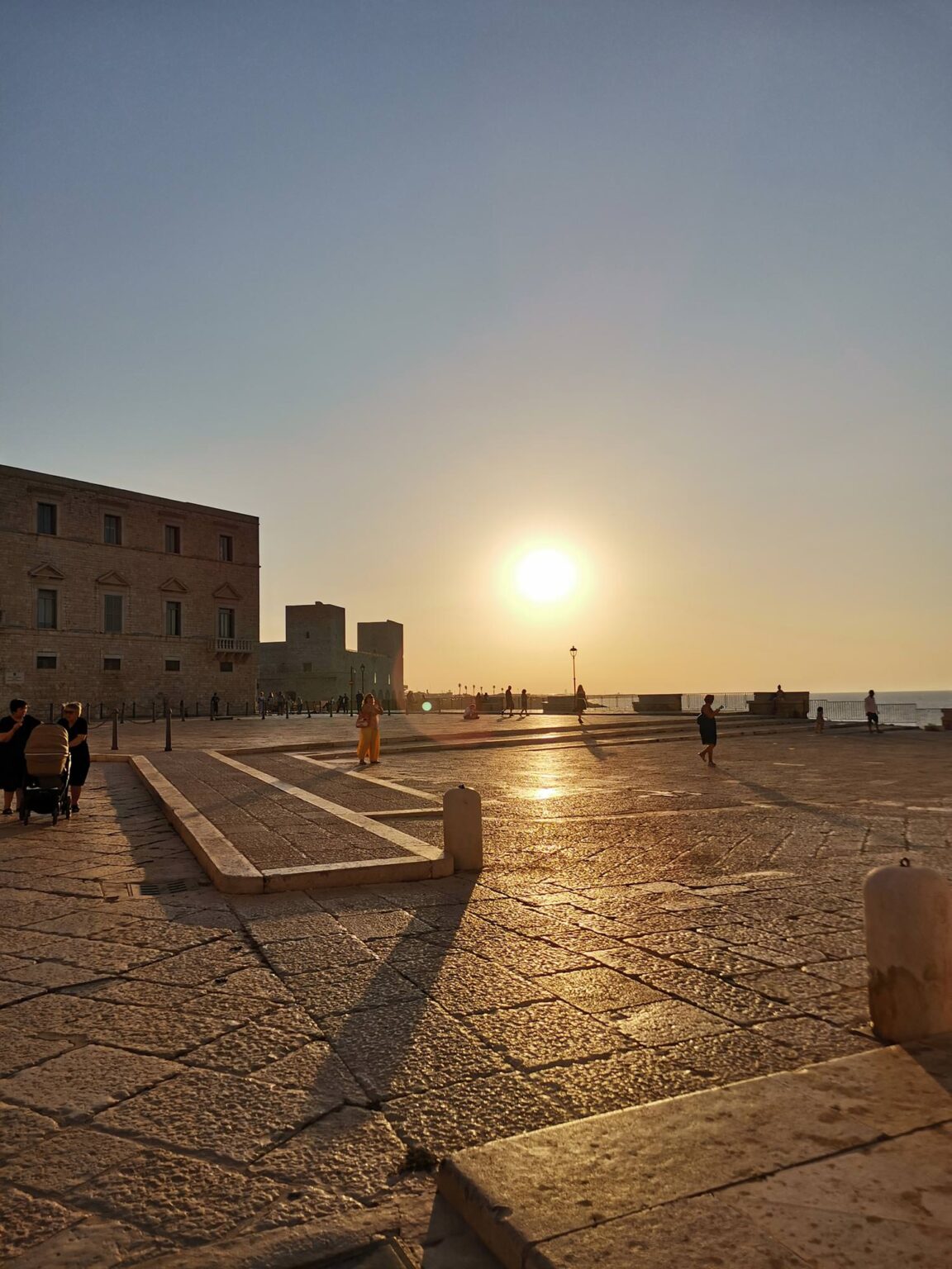 Lerne in 10 einfachen Lektionen, wie du sicher und entspannt Italienisch sprichst! Mit sofort anwendbaren Redewendungen meisterst du alltägliche Gespräche in Italien – beim Einkaufen, im Restaurant oder auf Reisen. Perfekt für alle, die ohne Zögern und Grübeln kommunizieren möchten. Starte jetzt mit dem Italienisch-Soforthelfer Minikurs und gewinne mehr Sicherheit in echten Gesprächen!